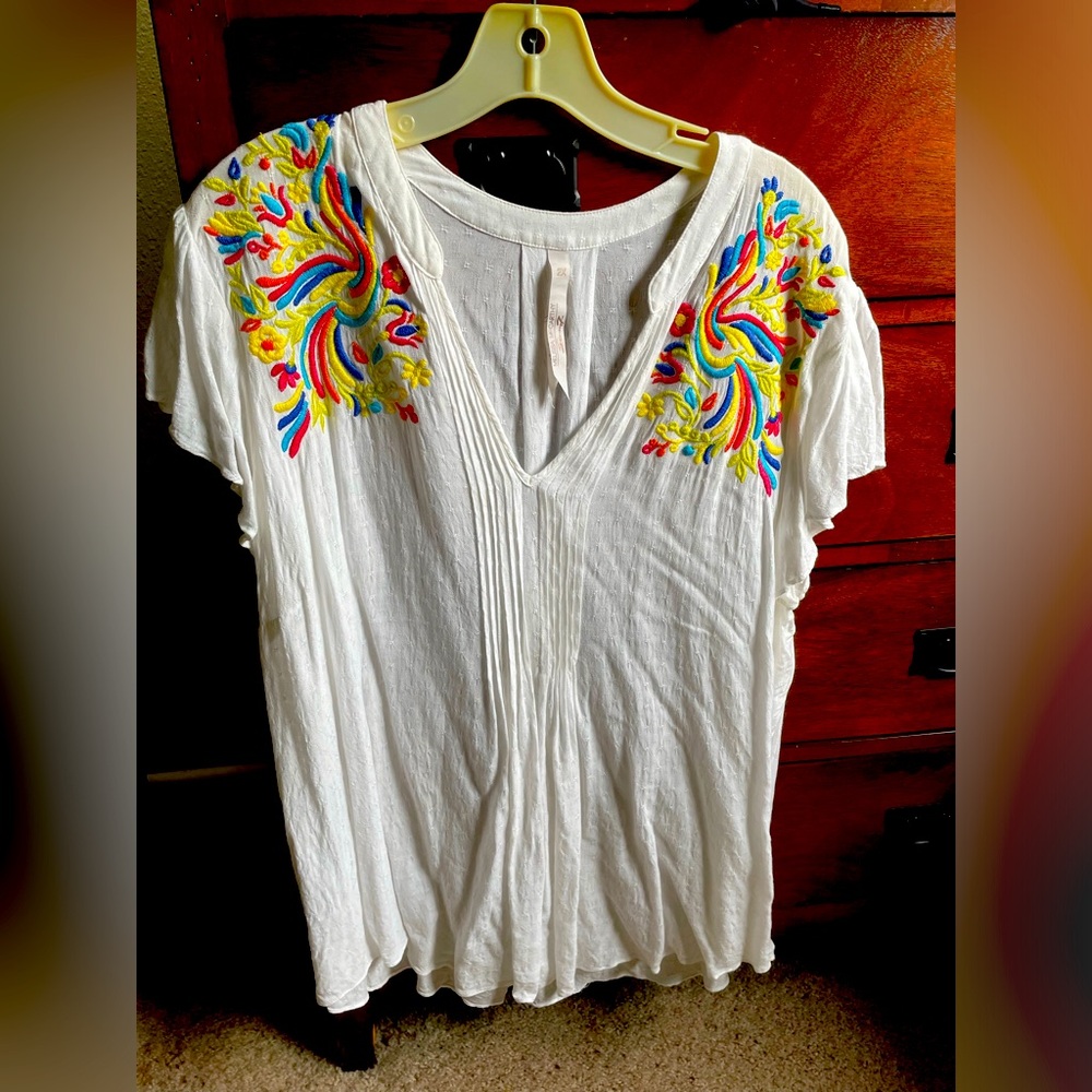 EUC 2x Melissa McCarthy 7seven embroidered flowy top. V neck.